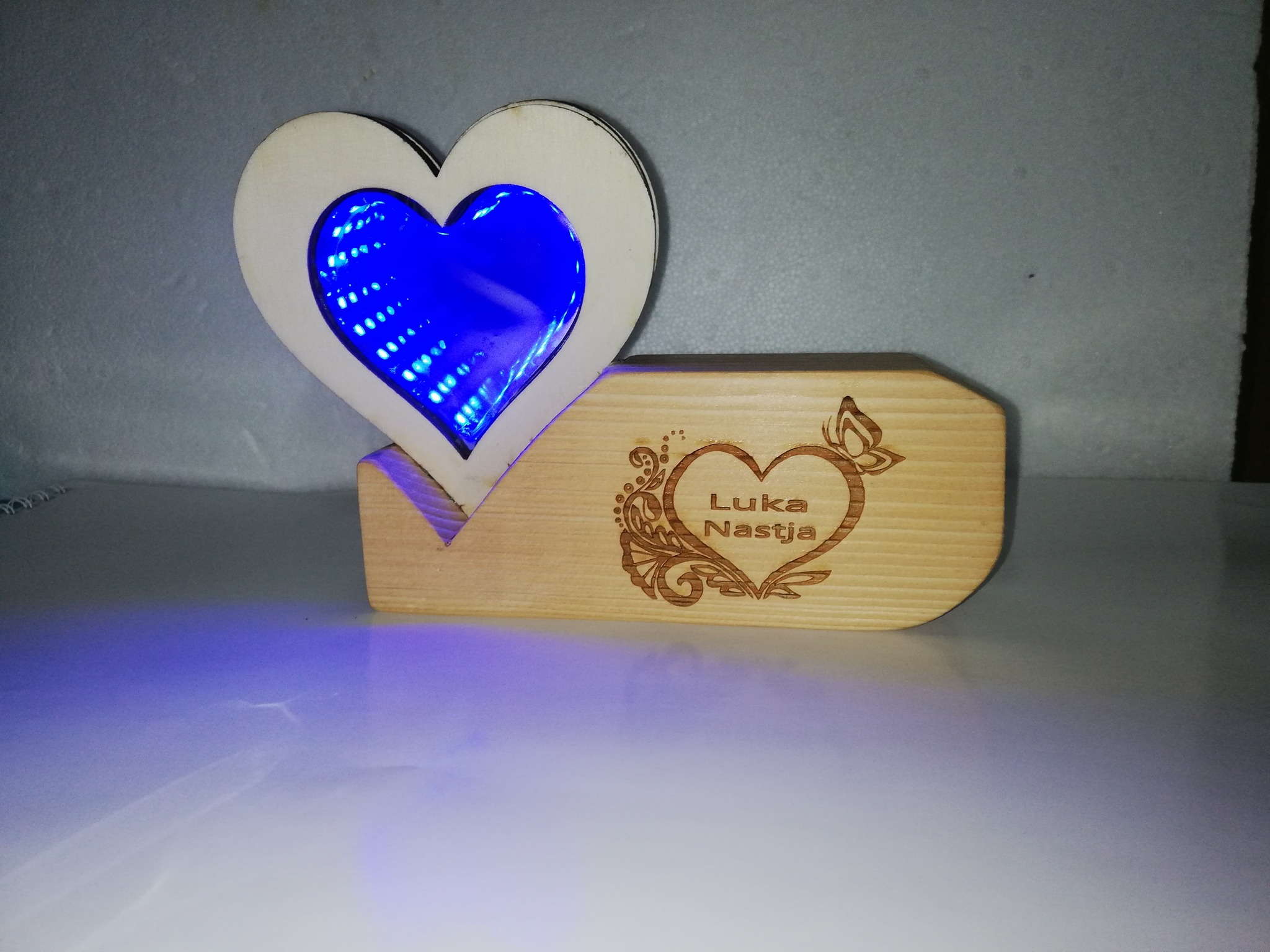 Led 3D srček - nočna lučka-hudeartles.si