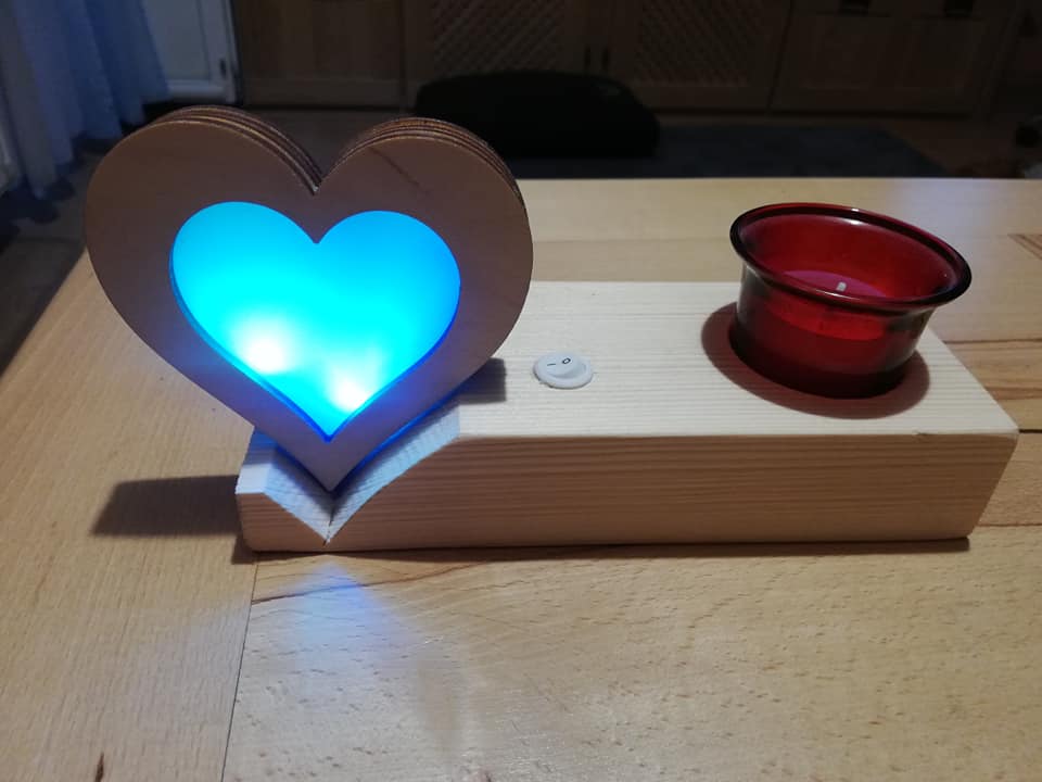 Leseni svečnik z LED srcem-hudeartles.si